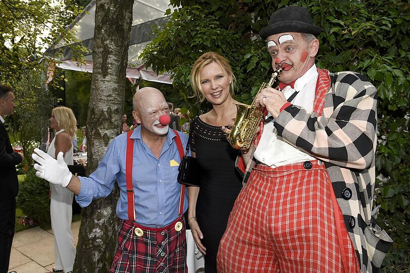 Stargast Veronica Ferres amüsiert sich mit zwei Clowns.