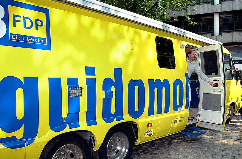 Sommer 2002: Der FDP-Vorsitzende und Kanzlerkandidat Guido
Westerwelle schaut in Hamburg aus der Tür seines
"Guidomobils".