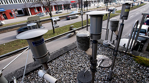 Verschiedene Messgeräte sind auf dem Dach einer Luftmessstation an der Landshuter Allee installiert. Jetzt kommen weitere Messstellen hinzu.