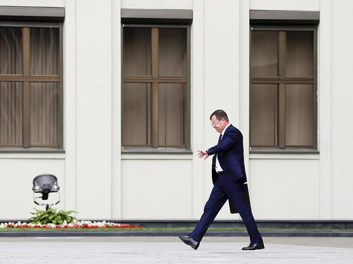 Andrej Rawkow, Staatssekretär des Sicherheitsrats von Belarus, geht, nachdem er sich vor den Medien geäußert hat.