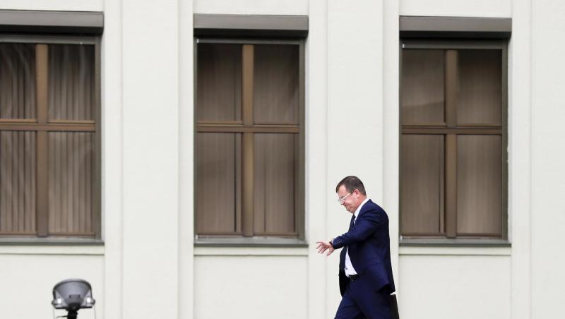 Andrej Rawkow, Staatssekretär des Sicherheitsrats von Belarus, geht, nachdem er sich vor den Medien geäußert hat. Andrej Rawkow, Staatssekretär des Sicherheitsrats von Belarus, geht, nachdem er sich vor den Medien geäußert hat.