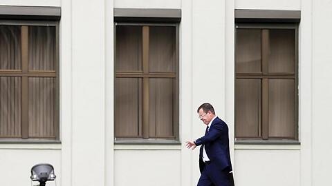 Andrej Rawkow, Staatssekretär des Sicherheitsrats von Belarus, geht, nachdem er sich vor den Medien geäußert hat.