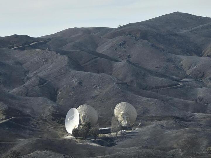 Stand vor rund einer Woche noch im dichten Wald: Die Erdfunkstelle am Triunfo Pass bei Malibu Springs.