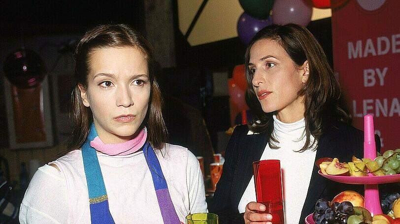 Lange ist's her: Lena (Uta Kargel, li.) an der Seite von Katrin (Ulrike Frank)