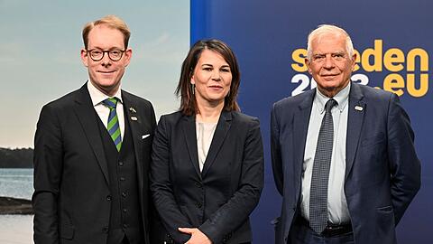 Bundesaußenministerin Annalena Baerbock in Stockholm zwischen zwischen ihrem schwedischen Amtskollegen Tobias Billström (l) und dem EU-Außenbeauftragten Josep Borrell.