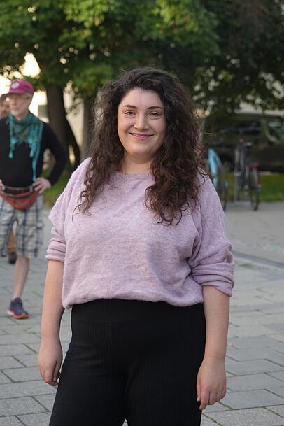 Hebamme Leonie Lieb (28) gab ein Interview – danach wurde sie abgemahnt.