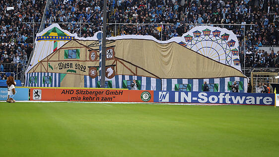 Zu den Wiesn-Heimspielen denken sich die Löwen-Fans regelmäßig aufwändige Choreos aus - hier eine aus dem Jahre 2022.