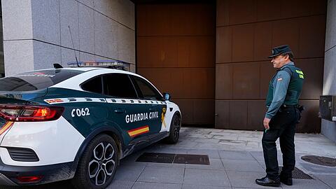 Spanische Polizisten haben drei Kinder befreit, die von ihren deutschen Eltern jahrelang zu Hause in der nordspanischen Stadt Oviedo eingesperrt worden waren.