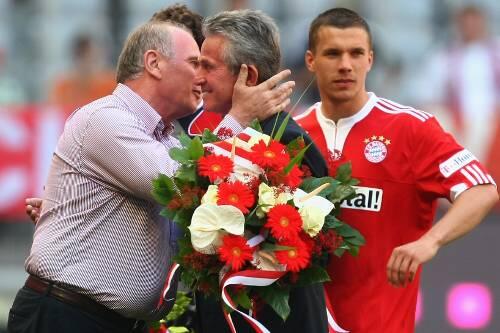 Jupp Heynckes wir von seinem Freund Uli Hoeneß (l.) herzlich verabschiedet. Lukas Podolski schaut zu.