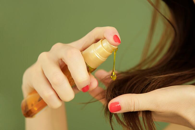 Führt Haaröl zu öligen Haaren, haben Sie etwas falsch gemacht. Versuchen Sie es lieber so: Verreiben Sie einen kleinen Tropfen Öl komplett zwischen Ihren Handflächen, sodass am Ende selbst Ihre Finger mit einer feinen Ölschicht überzogen sind. Nun vorsichtig mit den Händen die Haarspitzen kneten - Finger weg vom Haaransatz! Die Pflege Ihrer Hände ist übrigens ein netter Nebeneffekt. Führt Haaröl zu öligen Haaren, haben Sie etwas falsch gemacht. Versuchen Sie es lieber so: Verreiben Sie einen kleinen Tropfen Öl komplett zwischen Ihren Handflächen, sodass am Ende selbst Ihre Finger mit einer feinen Ölschicht überzogen sind. Nun vorsichtig mit den Händen die Haarspitzen kneten - Finger weg vom Haaransatz! Die Pflege Ihrer Hände ist übrigens ein netter Nebeneffekt.
