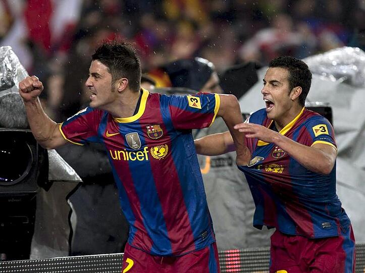 Die Barca-Spieler David Villa (l) und Pedro Rodriuez jubeln über das 2:0.