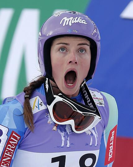 Völlig geschockt: Tina Maze aus Slowenien beobachtet den Sturz von Lindsey Vonn