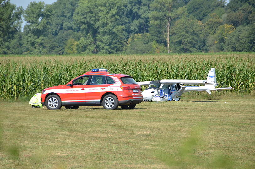 Die Bilder vom Absturzort: Ein Leichtflugzeug ist kurz nach dem Start wieder auf dem Boden aufgeschlagen.