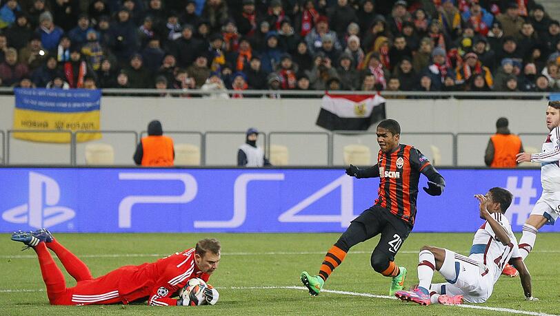 MANUEL NEUER - NOTE 3 - In knallrotem Dress, inklusiver langer Unterhose. Einmal unsicher bei einem Freistoß von Rakitskiy (25.). Ansonsten kaum gefordert.