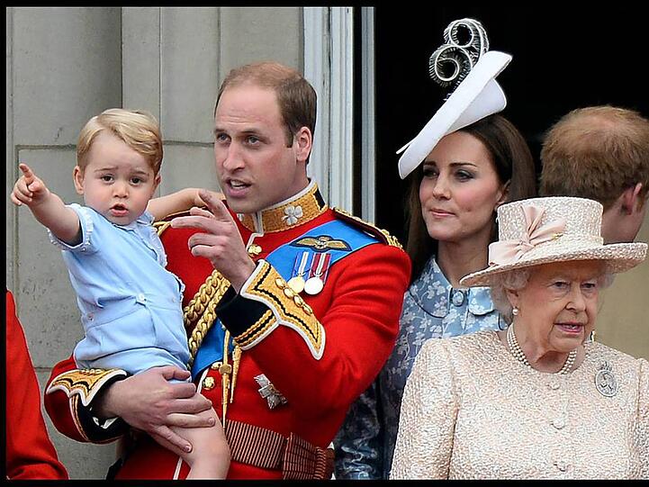 Zu Ehren der Queen versammeln sich die britischen Royals auf dem Balkon des Buckingham Palastes: