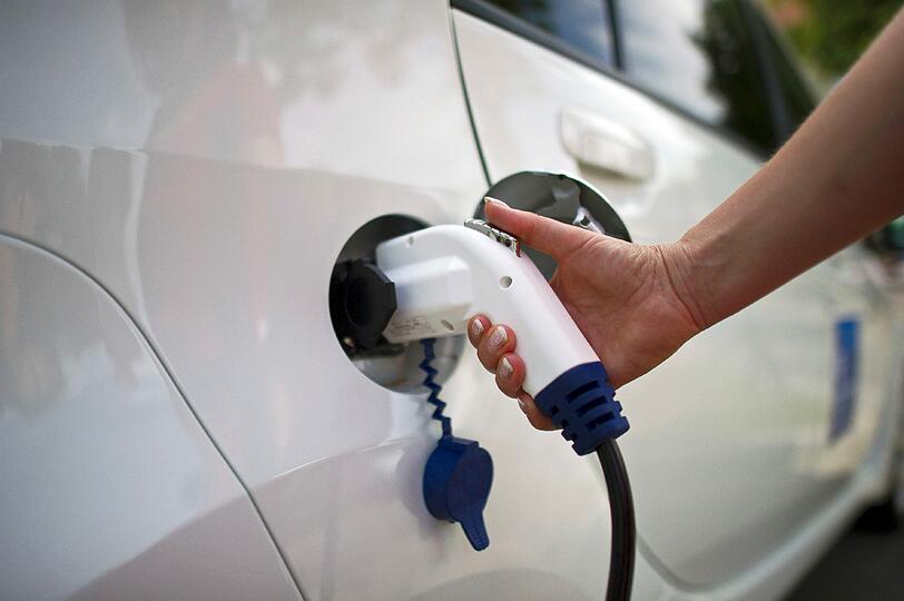 Bundeswirtschaftsminister Sigmar Gabriel möchte den Kauf von E-Autos fördern.