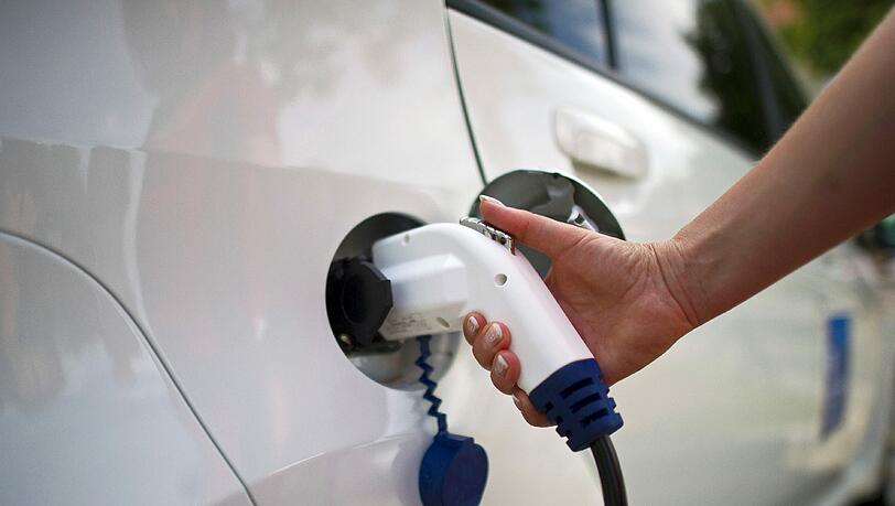 Bundeswirtschaftsminister Sigmar Gabriel möchte den Kauf von E-Autos fördern. Bundeswirtschaftsminister Sigmar Gabriel möchte den Kauf von E-Autos fördern.