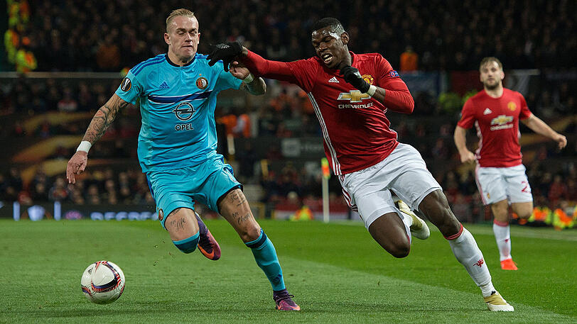 Rick Karsdorp von Feyenoord Rotterdam (links) im Zweikampf mit Paul Pogba von Manchester United. Feyenoord unterlag in der Gruppenphase der Europa League mit 0:4 in Old Trafford, gewann daheim mit 1:0.