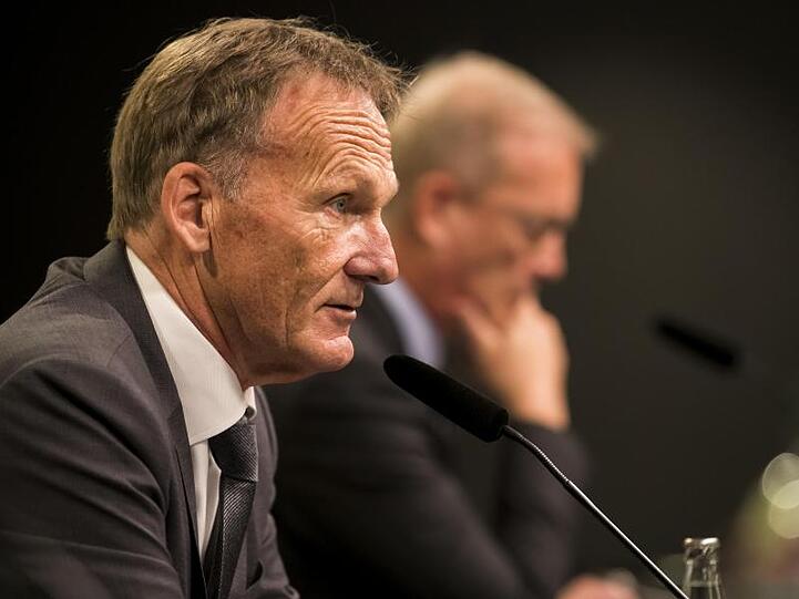 Hans-Joachim Watzke (l) nimmt an einer Pressekonferenz teil. Foto: Mareen Meyer/BVB/dpa
