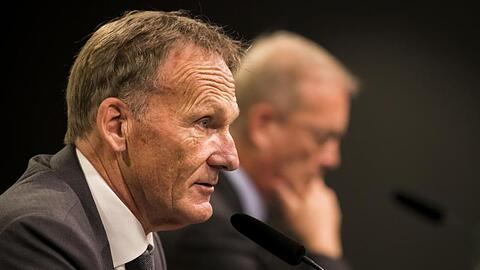 Hans-Joachim Watzke (l) nimmt an einer Pressekonferenz teil. Foto: Mareen Meyer/BVB/dpa