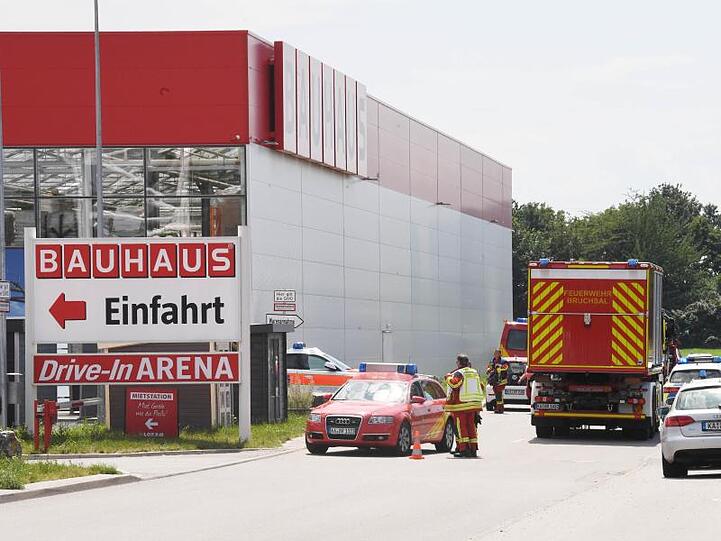 An einem Bauhaus Baumarkt stehen Einsatzfahrzeuge der Feuerwehr. Foto: Uli Deck