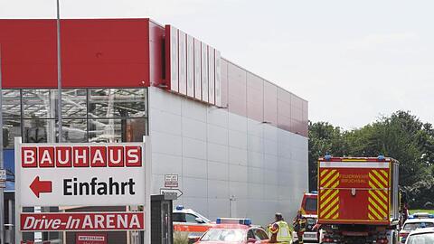 An einem Bauhaus Baumarkt stehen Einsatzfahrzeuge der Feuerwehr. Foto: Uli Deck
