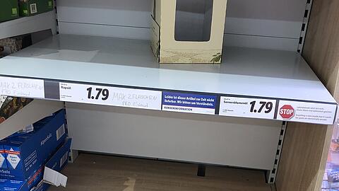 Komplett leergeräumt: Das Speiseöl-Regal in einer Lidl-Filiale.