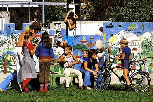 Die fröhlichen 70er Jahre, ein Spielplatz im Olympiadorf: Die Siedlung ist nach ersten Imageproblemen ein Magnet für Familien mit Kindern geworden.