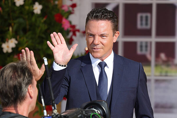 Stefan Mross musste sich nach über 20 Jahren als "Immer wieder sonntags"-Moderator von der Sendung verabschieden. Stefan Mross musste sich nach über 20 Jahren als "Immer wieder sonntags"-Moderator von der Sendung verabschieden.