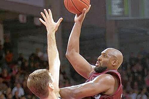 Er soll einer der Stars bei den Basketballern des FC Bayern werden: Der 37-jährige Center Darius Hall (r,.), bisher bei den Artland Dragons Quakenbrück, gehört seit Dienstag zum Bayern-Kader.