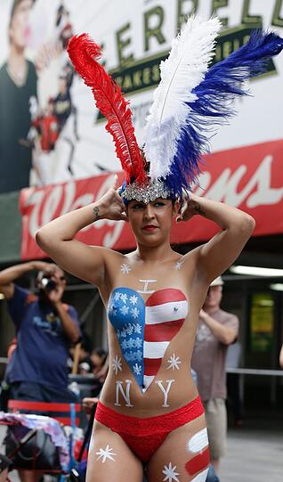 Bemalte Busen am Times Square. Die "Desnudas" sind New Yorks Bürgermeister ein Dorn im Auge.