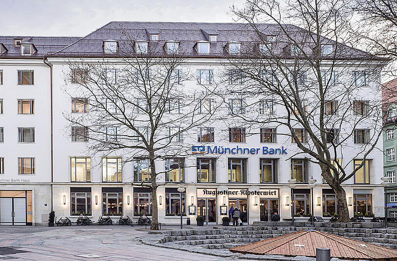 Frauenplatz 2: Das &bdquo;Münchner Bank-Haus&ldquo; wurde im Zweiten Weltkrieg weitgehend zerstört und von 1955 bis 1957 nach den Plänen Emil Freymuths wiederaufgebaut.