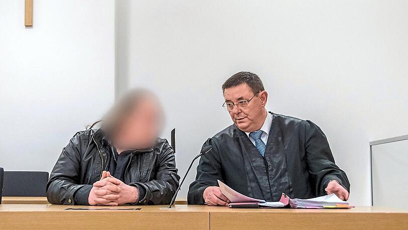 Der Angeklagte (l.) spricht im Gerichtssaal im Landgericht in Deggendorf mit seinem Verteidiger Bruno Fuhs.
