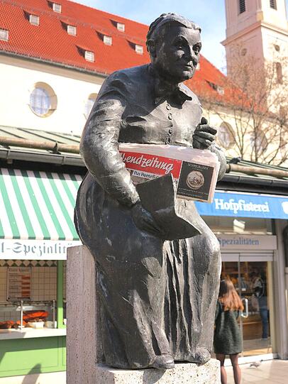 Elise Aulinger, Erfinderin der Figur der &bdquo;Ratschkathl&ldquo;, informiert sich über den neuesten Klatsch.