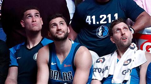 Maximilian Kleber (M) und Dirk Nowitzki (r) haben haben in der NBA gemeinsam bei den Dallas Mavericks gespielt.