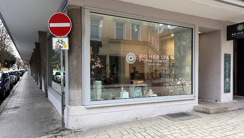 . . . bis er sie im Frühling 2020 schließen muss. Danach hat derVermieter saniert, heute findet sich dort ein schickes "Bio Hair Spa". . . . bis er sie im Frühling 2020 schließen muss. Danach hat derVermieter saniert, heute findet sich dort ein schickes "Bio Hair Spa".
