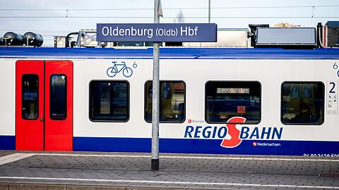 Eine Regio-S-Bahn hält an einem Bahnsteig im Hauptbahnhof Oldenburg.