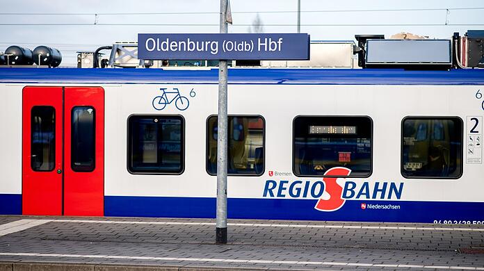 Eine Regio-S-Bahn hält an einem Bahnsteig im Hauptbahnhof Oldenburg.