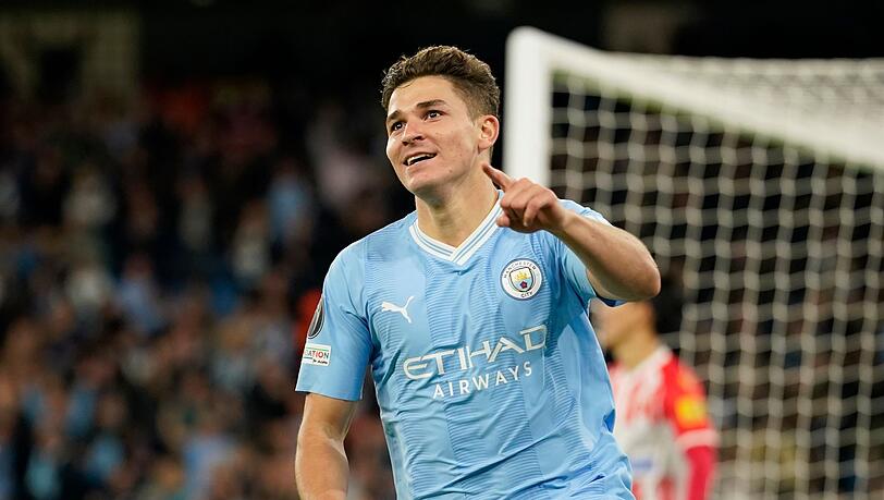 Julian Alvarez jubelt nach seinem Treffer für Manchester City. Julian Alvarez jubelt nach seinem Treffer für Manchester City.