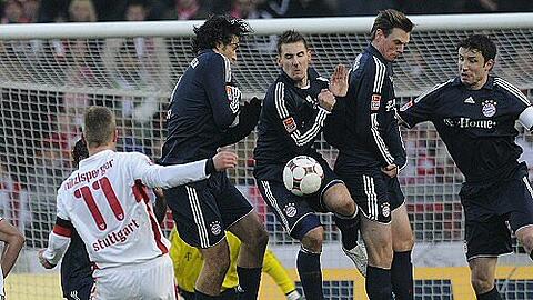 Stuttgarts Thomas Hitzlsperger (l.) bei einem Freistoß