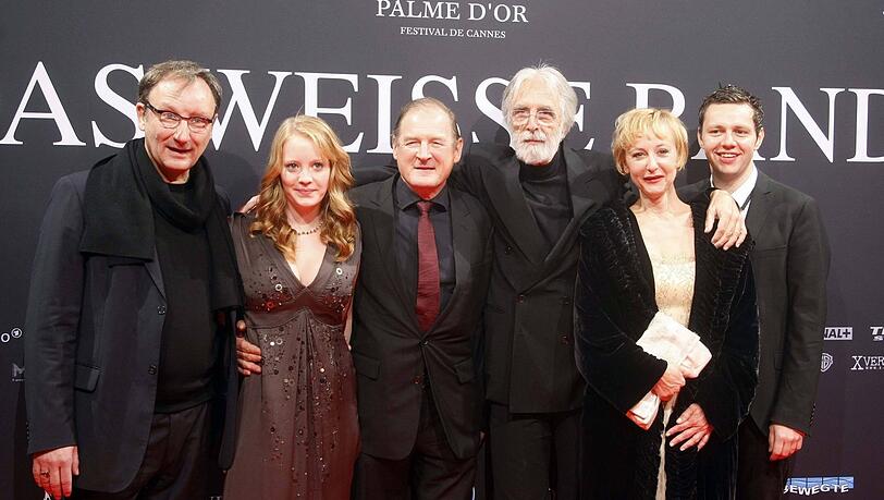 Rainer Bock (links), Leonie Benesch, Burghart Klaussner, Regisseur Michael Haneke, Susanne Lothar und Christian Friedel, bei der Filmpremiere von „Das weisse Band“ 2009. Rainer Bock (links), Leonie Benesch, Burghart Klaussner, Regisseur Michael Haneke, Susanne Lothar und Christian Friedel, bei der Filmpremiere von „Das weisse Band“ 2009.