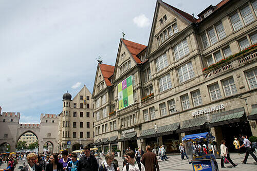 Der Oberpollinger in der Münchner Innenstadt: Wenn Karstadt pleite geht, droht den Mitarbeitern die Arbeitslosigkeit.