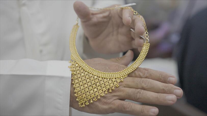 Objekt der Begierde: Für goldene Colliers wie hier in Dubai legen betuchte Kundinnen und Kunden gigantische Beträge auf den Tisch. Objekt der Begierde: Für goldene Colliers wie hier in Dubai legen betuchte Kundinnen und Kunden gigantische Beträge auf den Tisch.