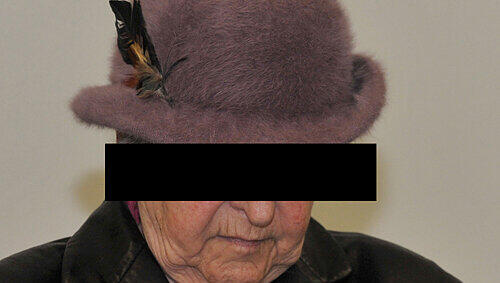 Die Angeklagte Eleonore L. (80) wollte ihrem Mann in den Tod folgen. Jetzt muss sie mit der Last, die sie sich von ihm aufbürden ließ, leben. Die Angeklagte Eleonore L. (80) wollte ihrem Mann in den Tod folgen. Jetzt muss sie mit der Last, die sie sich von ihm aufbürden ließ, leben.