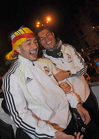 Wenige Stunden nach dem 1:0-Finalsieg von Real
Madrid über den FC Barcelona ist der spanische Fußball-Pokal bei den
Jubelfeiern in Madrid zerbrochen. Durch eine Unachtsamkeit von
Sergio Ramos fiel die Trophäe am frühen Donnerstagmorgen bei der
Fahrt durch die Straßen der Hauptstadt vom Dach des
Mannschaftbusses. Die Bilder vom Spektakel.