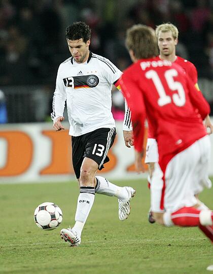78. Länderspiel: Nach zwei Fuß-Operationen feiert Ballack rechtzeitig vor der
EM 2008 sein Comeback im DFB-Team beim 3:0 in Wien gegen Österreich.