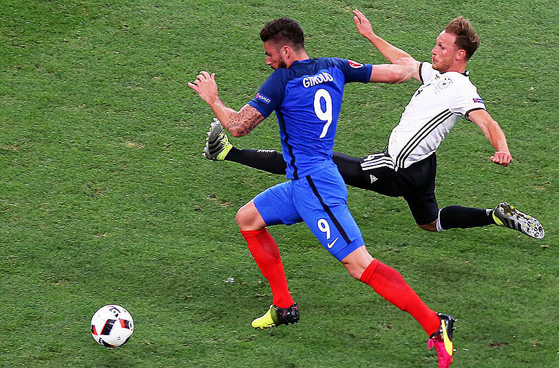 Benedikt Höwedes: Note 3 Mister Flexibel des DFB-Teams &ndash; ob außen oder innen, Dreier- oder Viererkette. Monster-Grätsche samt Ball-Blocker gegen Giroud (42.), den er im Laufduell locker einholte. In der Spieleröffnung leider mit wenig Ideen.