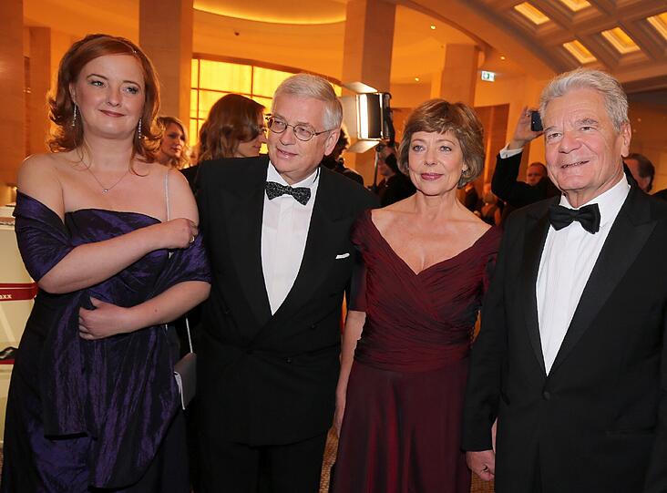 Bundespräsident Joachim Gauck (r), seine Lebensgefährtin Daniela Schadt (2.v.r.), der Vorsitzende der Bundespressekonferenz Gregor Mayntz und seine Ehefrau Sonja Mayntz