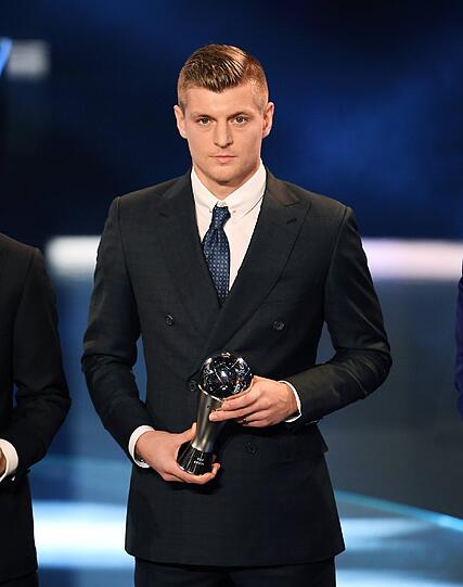 Als einziger deutscher Profi hat es Toni Kroos bei der Wahl des FIFA-Weltfußballer unter die Top Ten geschafft. Der Mittelfeldspieler kam beim Sieg seines Real-Madrid-Teamkollegen Cristiano Ronaldo mit 1,25 Prozent der Stimmen auf Platz zehn.