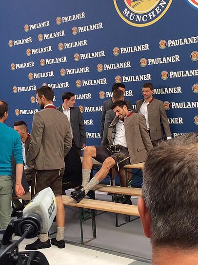Kurze Pause zwischendurch: Javi Martinez streckt die Beine aus.